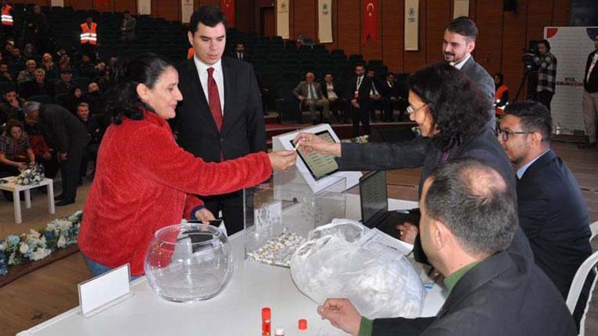 Kars'ta, 'İlk Evim, İlk İş Yerim' projesinde bin sosyal konut için kura çekildi