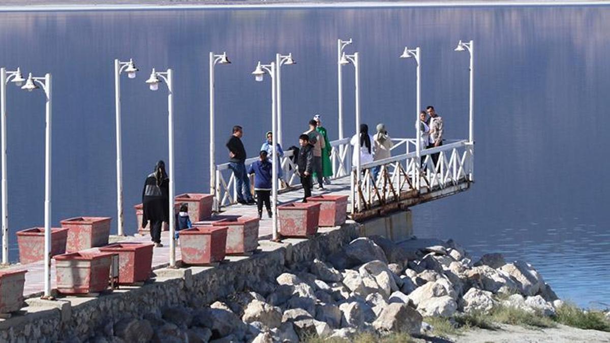 Çekilme olan Burdur Gölü'nde iskele, 18 metre uzaklaştı