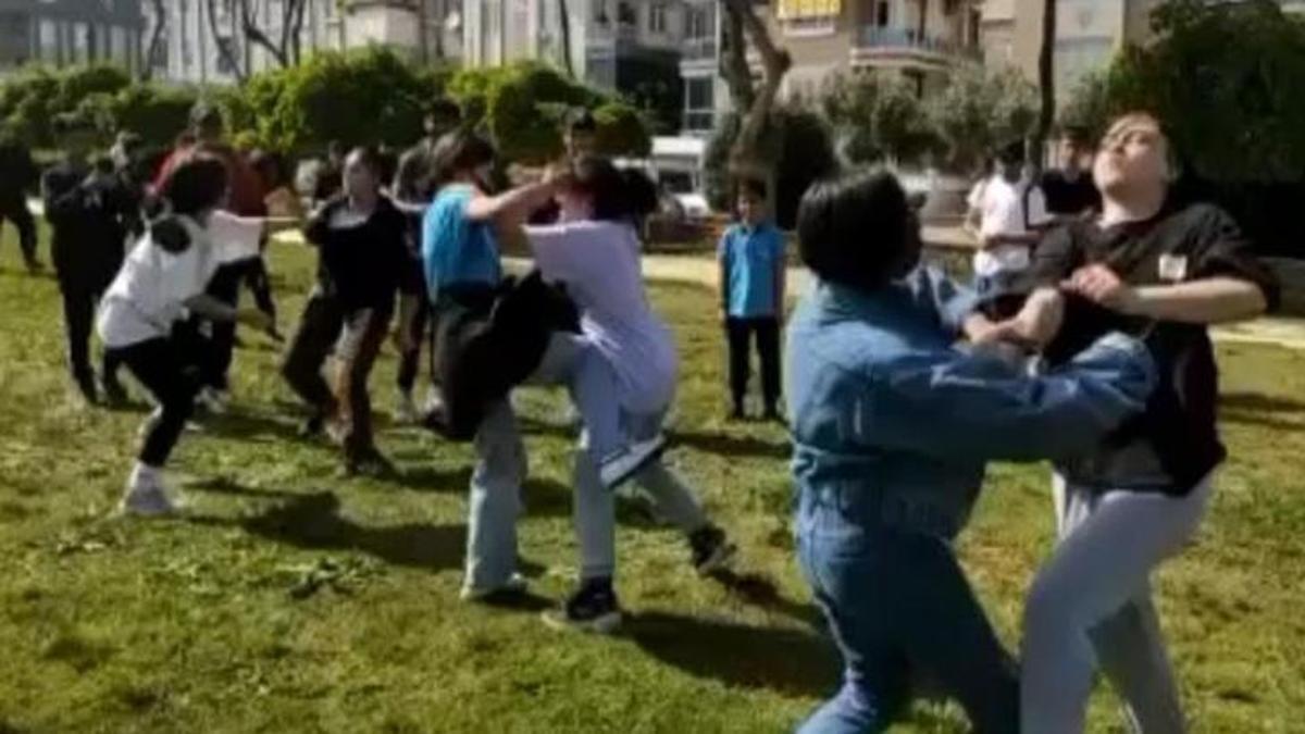 Kız öğrenciler yine saç saça baş başa kavga etti