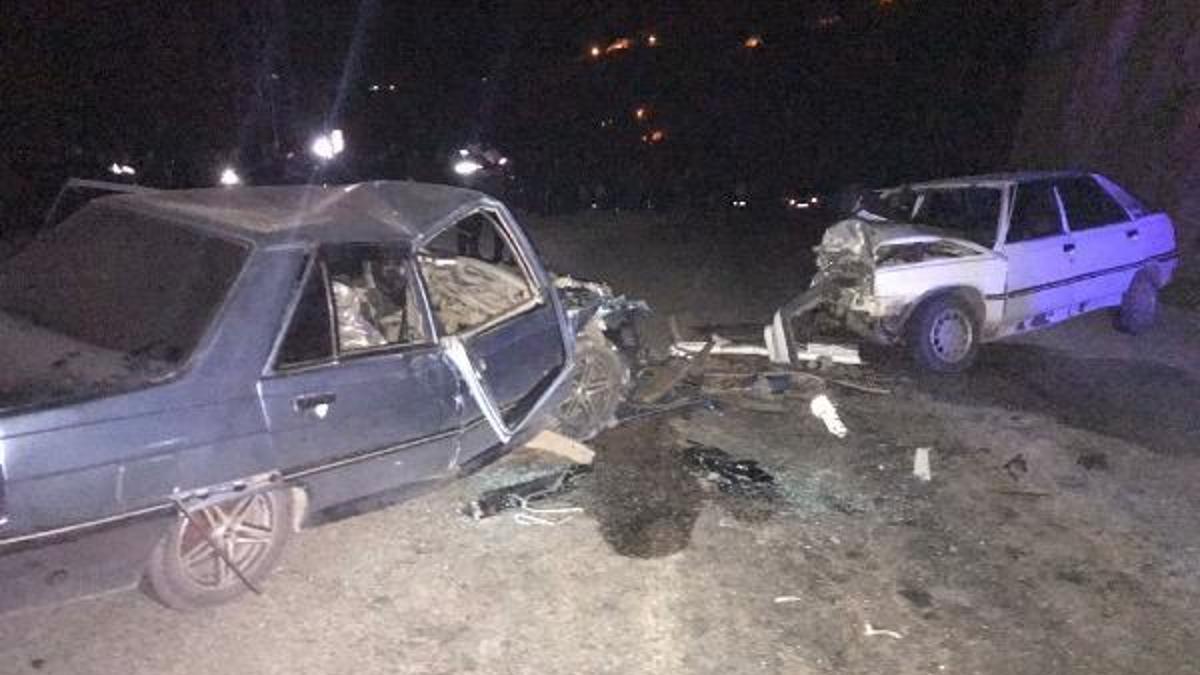 Mersin'de 2 otomobil çarpıştı: 2 ölü, 6 yaralı