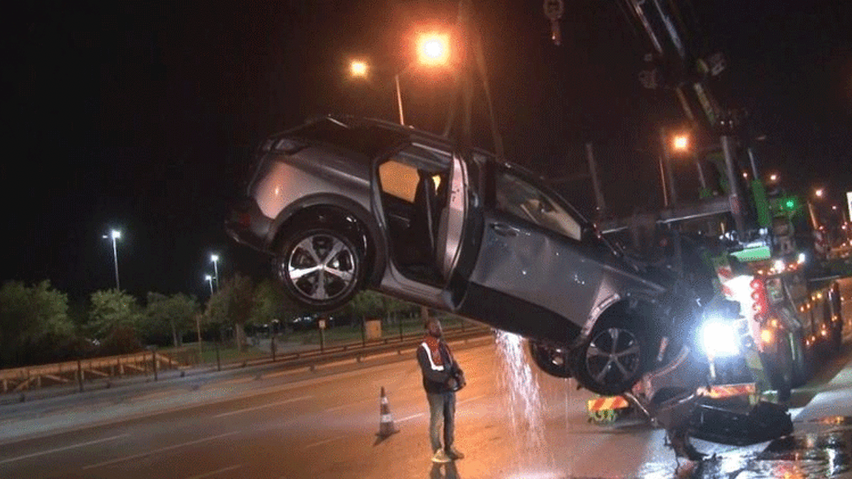 Kazaya karışan otomobiller dereye uçtu: Mahsur kalan 4 kişiyi itfaiye ekipleri kurtardı