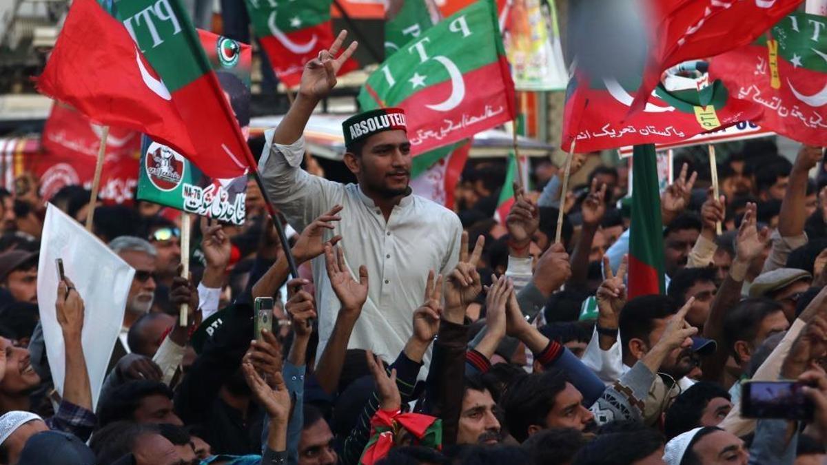 Pakistan’da eski Başbakan Khan’ın partisi, İslamabad’a doğru yürüyüşüne yeniden başladı