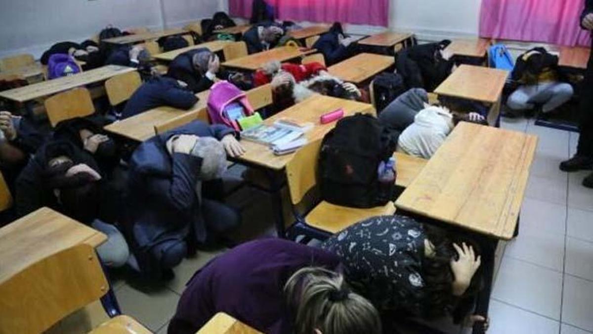 Deprem tatbikatı saat kaçta olacak, ne zaman yapılacak? Deprem tatbikatı nasıl yapılır, çök kapan tutun nedir? Türkiye geneli deprem tatbikatı!