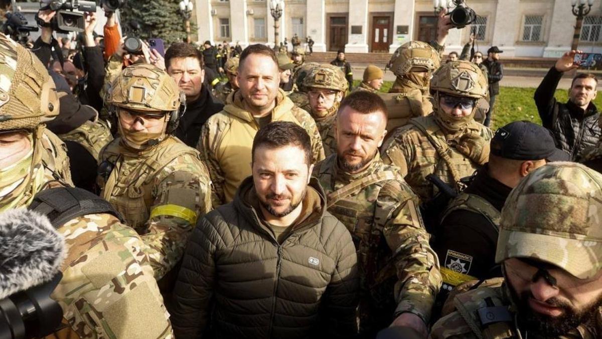 Zelenskiy, Rus birliklerinin çekildiği Herson’u ziyaret etti
