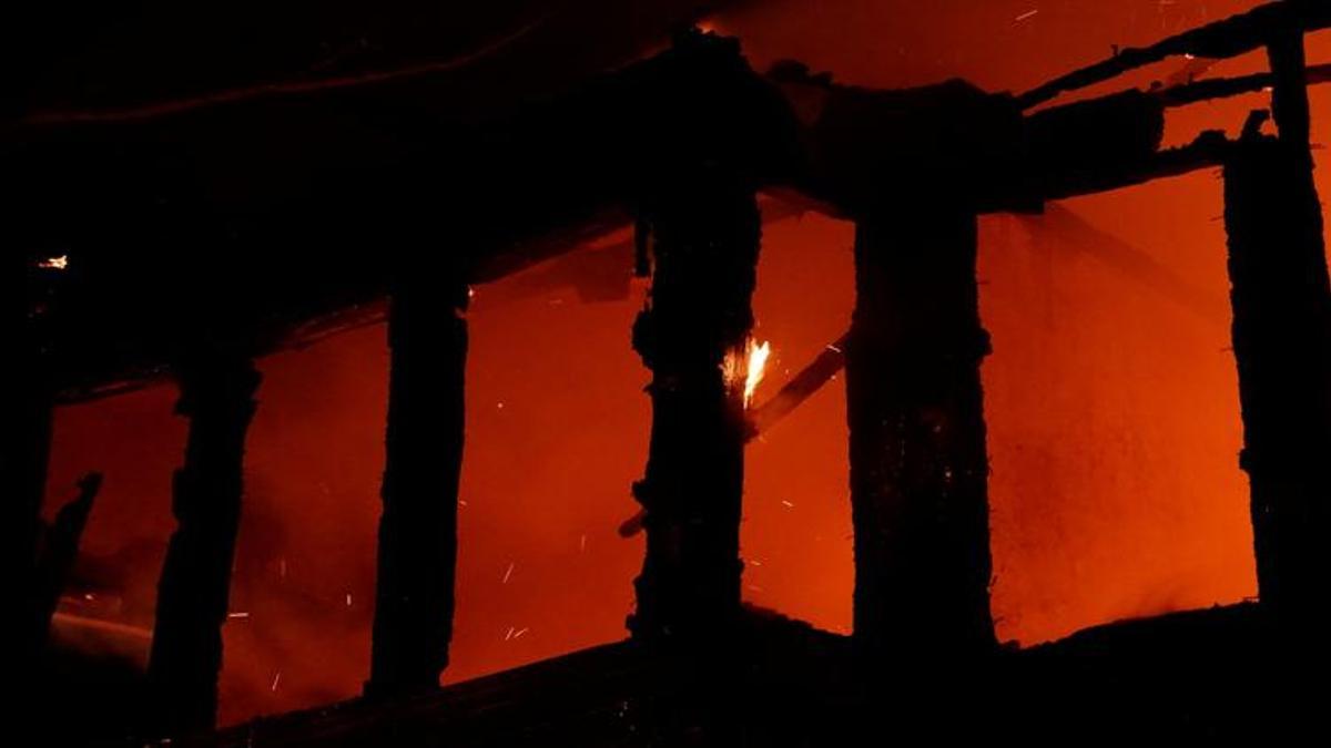 Tarihi ahşap bina alev topuna döndü! Geceyi alevler aydınlattı
