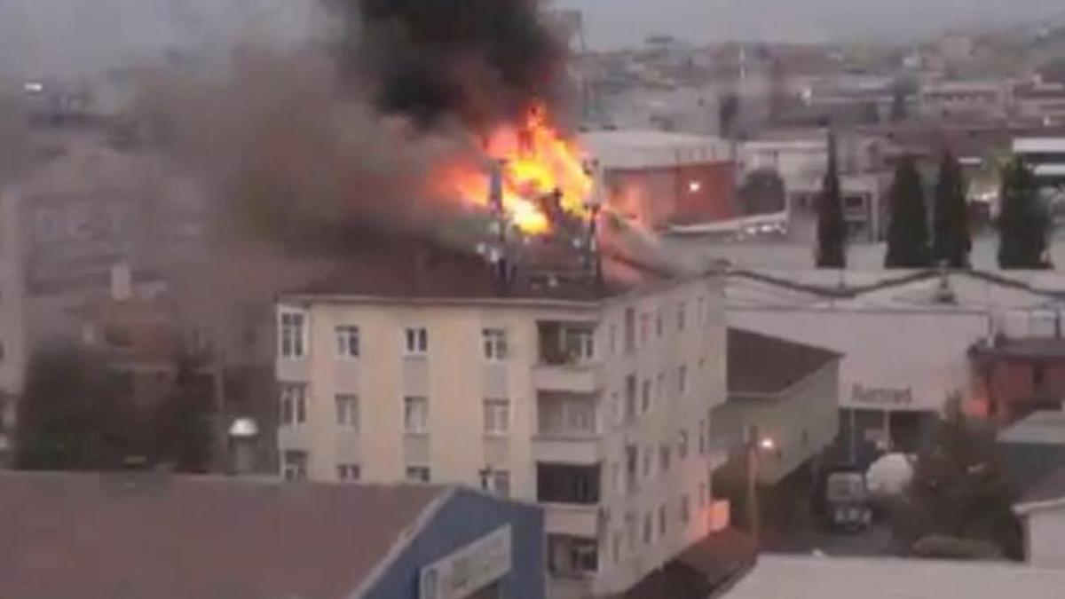 Tuzla'da çatı yangını: Bina tahliye edildi