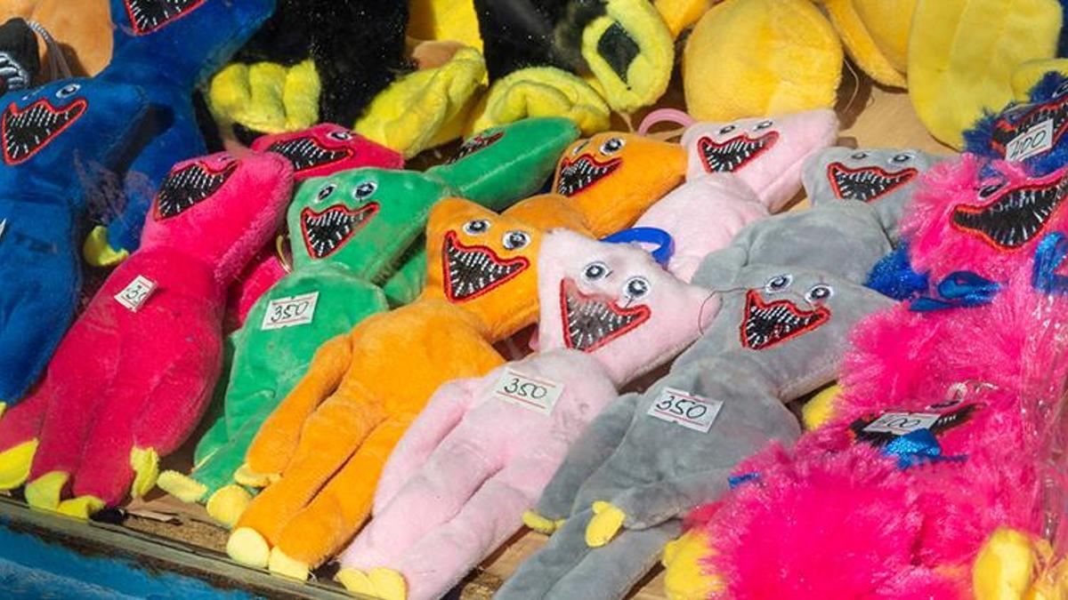 'Huggy Wuggy' tasarımlı oyuncaklara inceleme