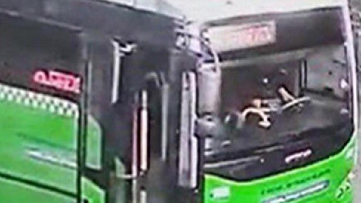 Kız arkadaşına bakan genci bıçaklayıp, otobüsü kaçırdı!