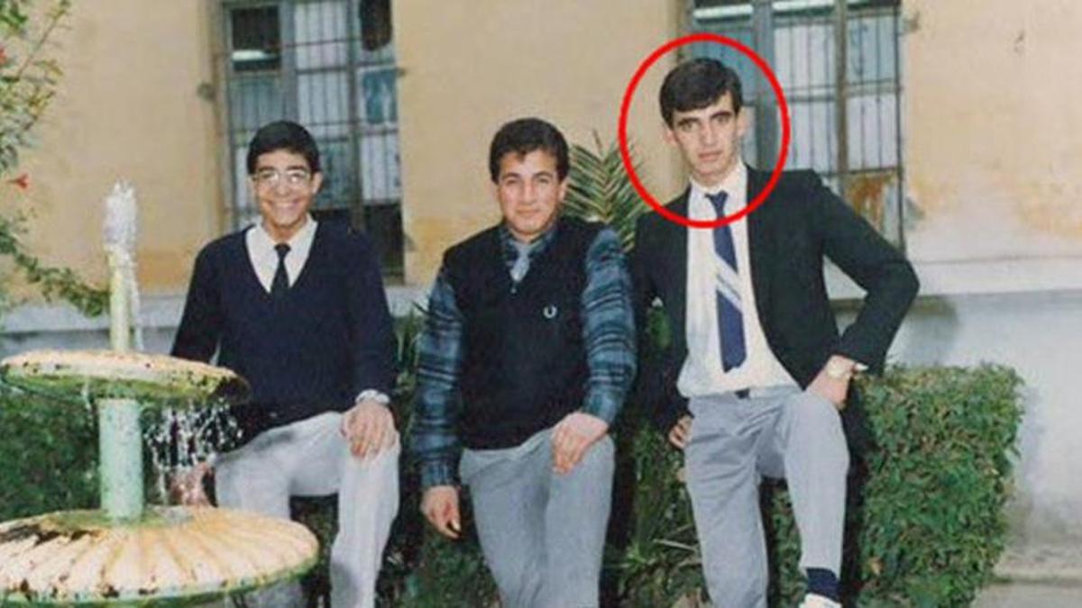 Ünlü isim okul yıllarına ait poz paylaştı! Gören tanıyamadı