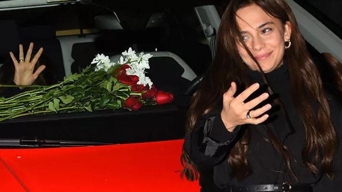 Bahar Şahin görüntülenmemek için çaba sarf etti! Aracındaki çiçekler dikkat çekti