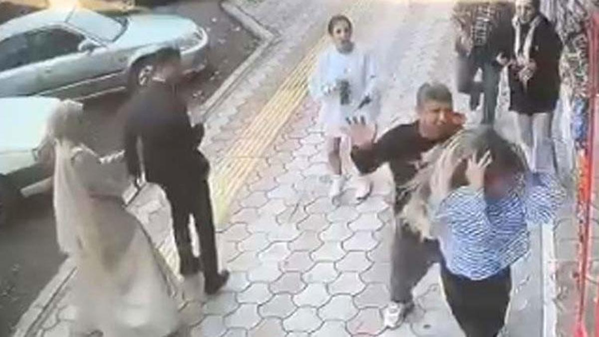 Kaldırımda yürüyen 2 kızı taciz edip, darbetti