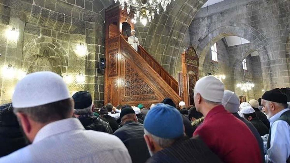 Cuma namazı sırasıyla ne zaman kılınır, kaç rekattır? Resimli cuma namazı kılınışı ve okunan dualar!