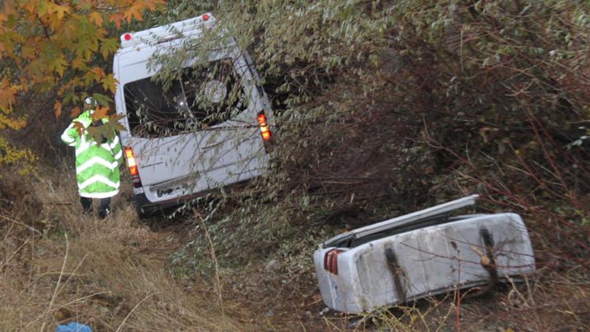 Tur minibüsü şarampole uçtu: 20 yaralı