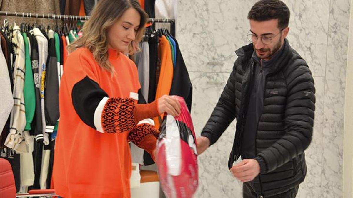 Kargoyla iade edilen montun cebinden bakın ne çıktı? Tam 30 bin TL değerinde