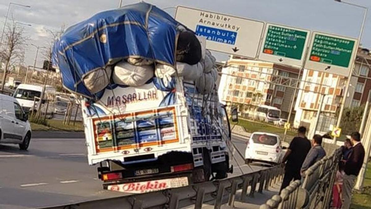 Kamyonet devrilmesin diye bariyere bağlayarak kamyona yasladı