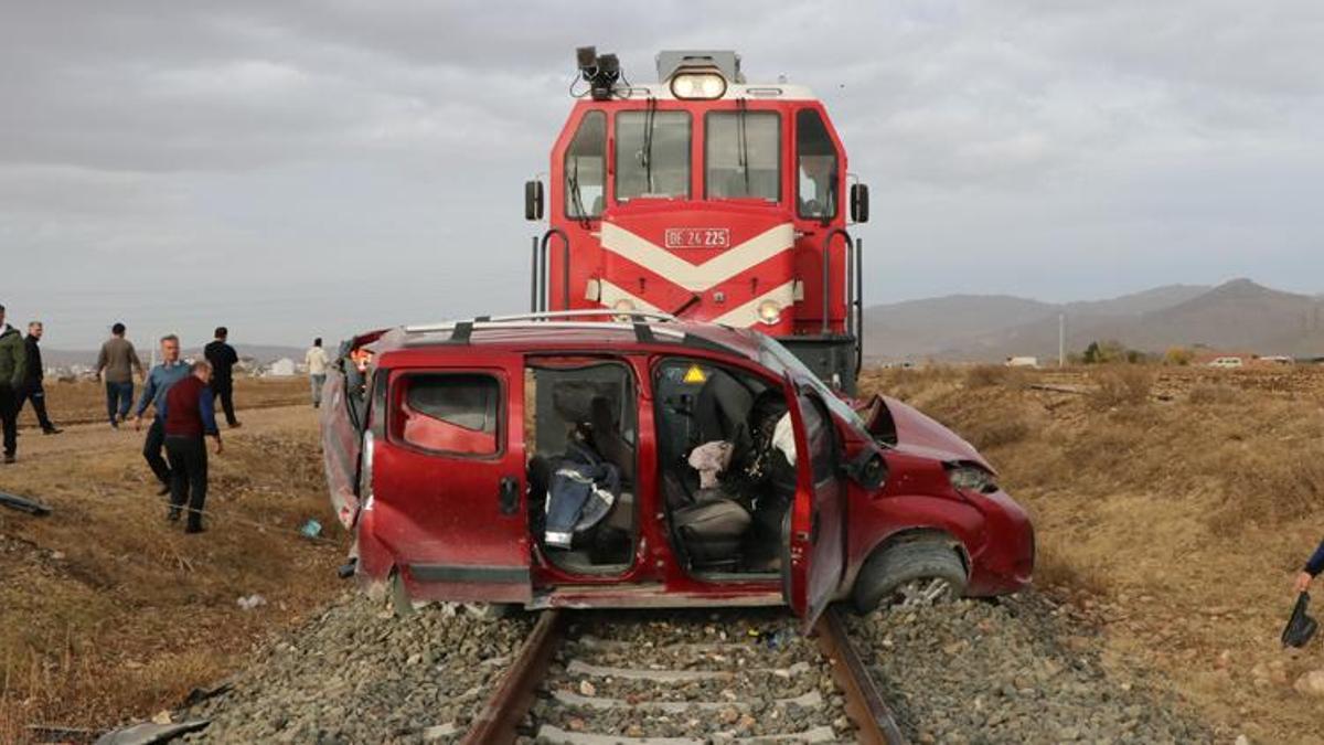 Afyonkarahisar'da tren, hafif ticari araca çarptı: 1 ölü