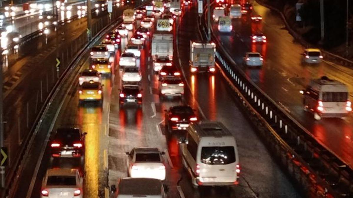 İstanbul’da sağanak yağış hayatı olumsuz etkiledi