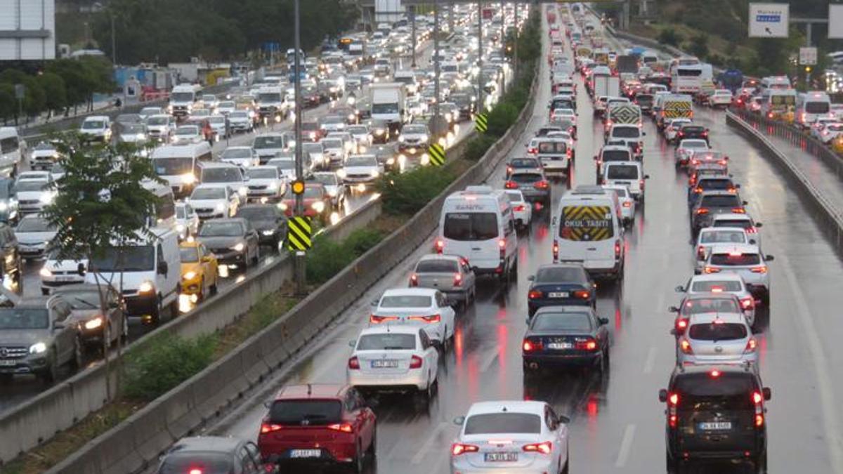 İstanbul'da yağmur çilesi! Trafik kilitlendi, yoğunluk yüzde 76'lara çıktı