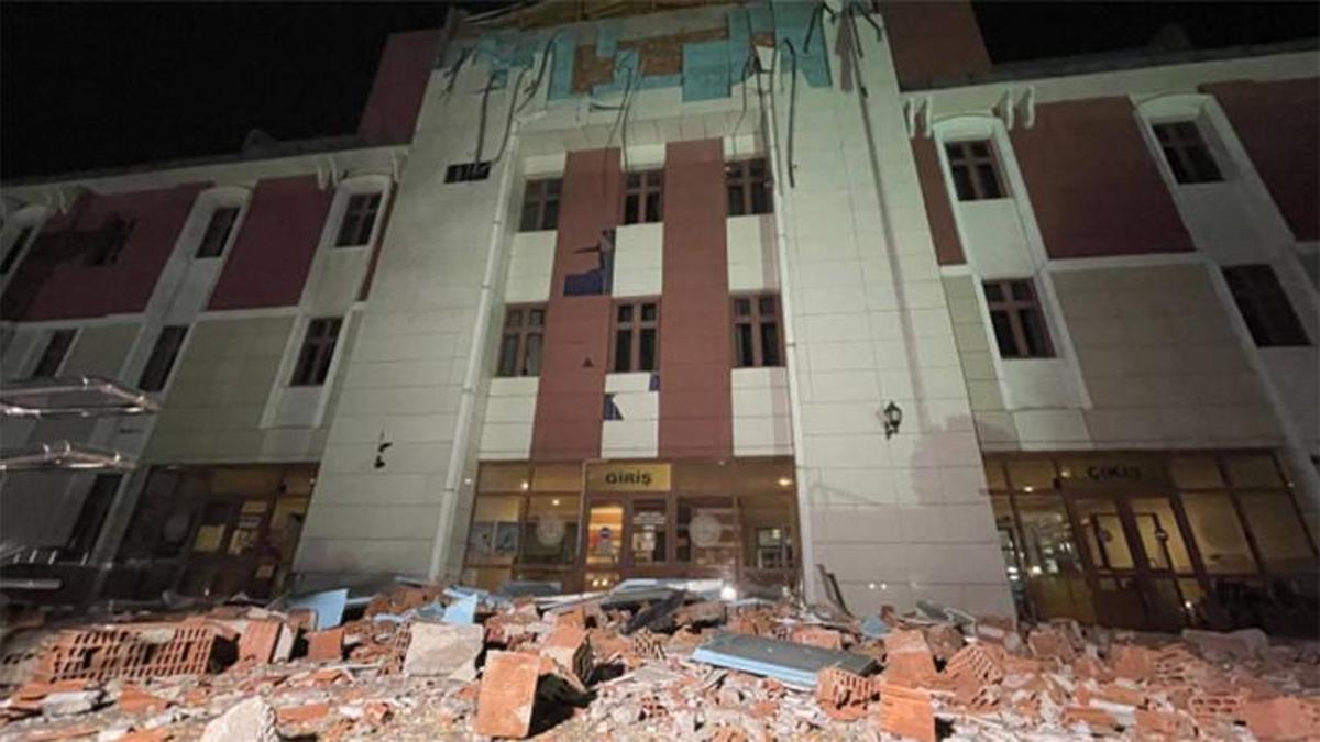 Düzce Adliyesi'nde deprem nedeniyle hasar oluştu