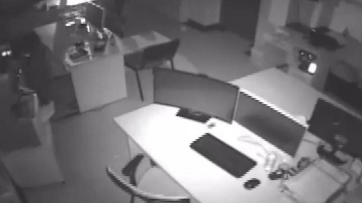 Düzce depreminde masalar sandalyeler hareket etti, devrilen dolap bilgisayarların üstüne düştü