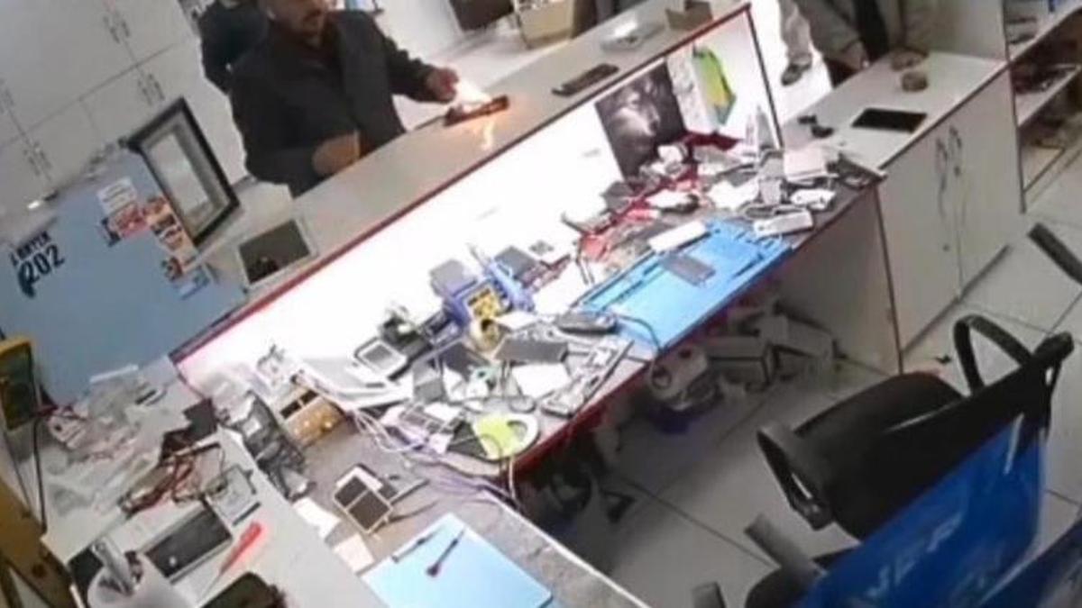Cep telefonu bomba gibi patladı