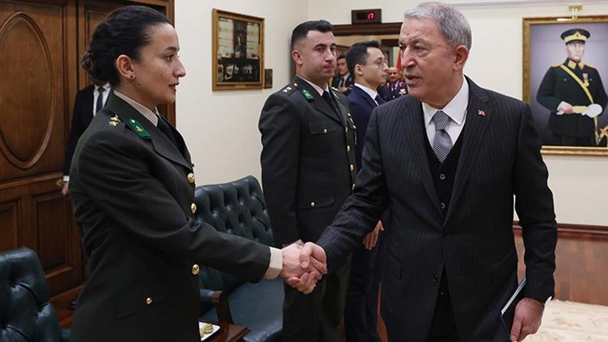 Bakan Akar, TSK'da görevli öğretmenlerle bir araya geldi