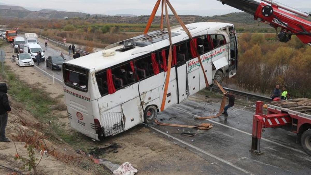 Mersin'de otobüs kazası: 1'i ağır 10 yaralı hastaneye sevk edildi