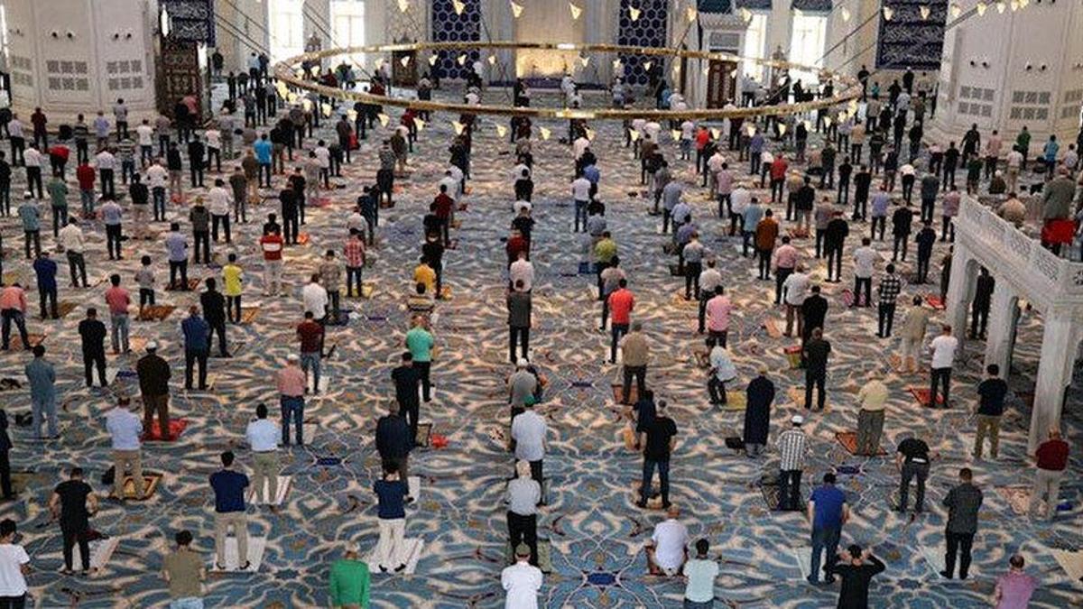 Cuma namazı nasıl kılınır, kaç rekat, namaz kılınırken hangi dualar okunur? Cuma namazına nasıl niyet edilir? İşte Diyanet ile resimli Cuma namazı kılınışı tarifi…