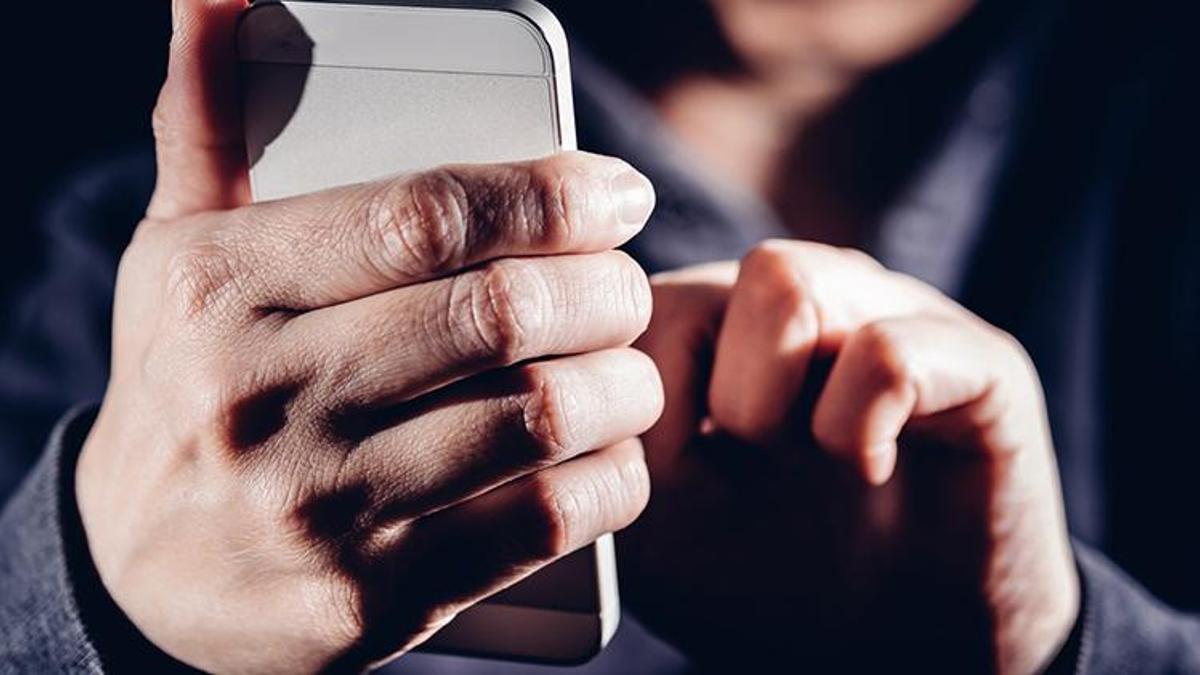 Doktor, kız öğrencileri gizlice videoya çekmiş! Cep telefonunda tespit edildi