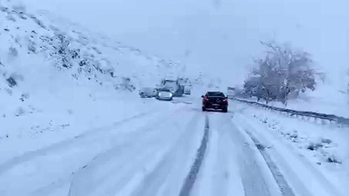 Bitlis’te kar yağdı, çok sayıda araç yolda kaldı