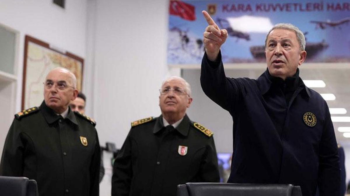 Bakan Akar ve TSK komuta kademesi, Kara Kuvvetleri Harekat Merkezi’nde