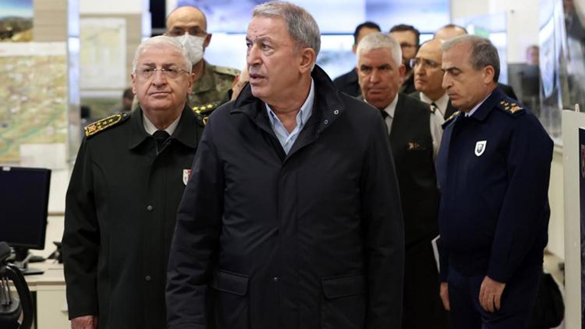 Bakan Akar ve komuta kademesi sınır hattında
