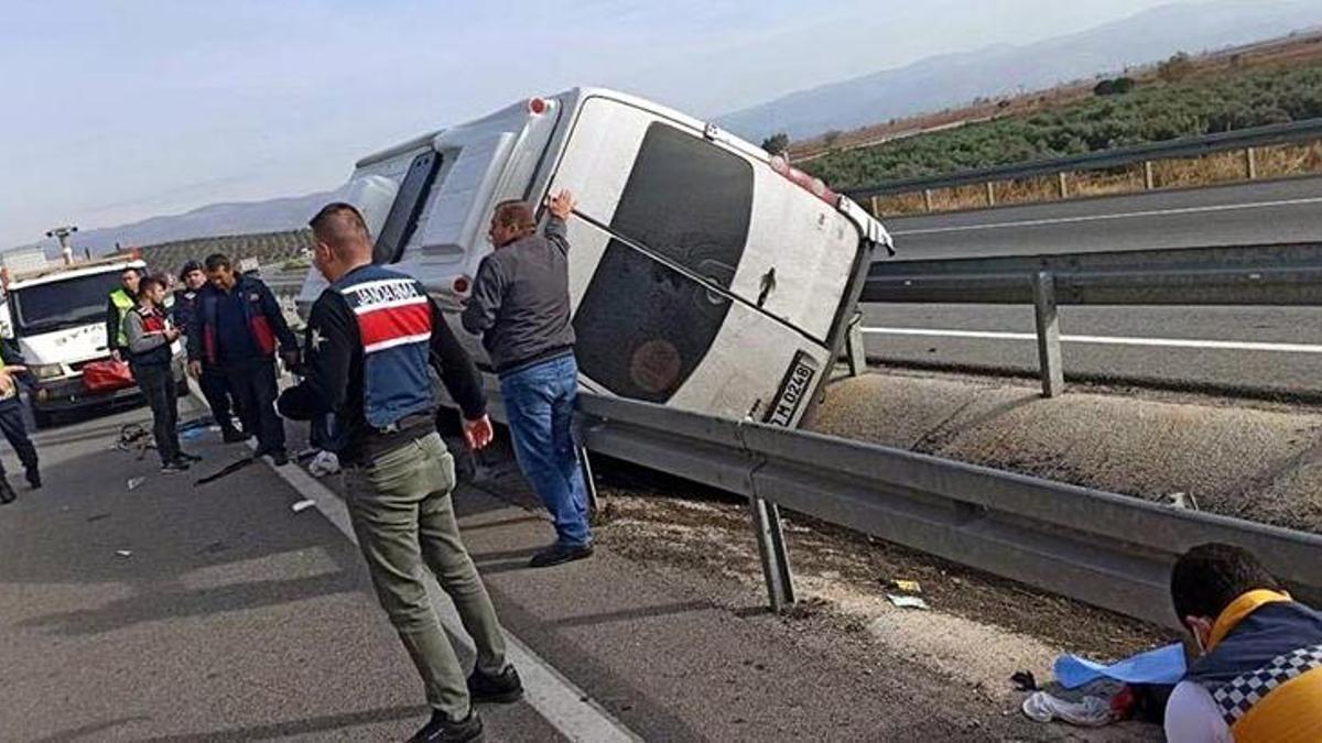 Osmaniyespor taraftarlarını taşıyan minibüs bariyerlere çarptı: 1 ölü, 10 yaralı