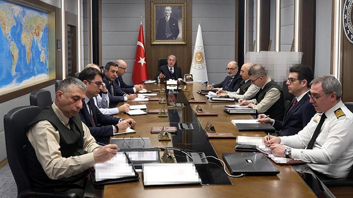 Bakan Akar'dan komutanlarla toplantı