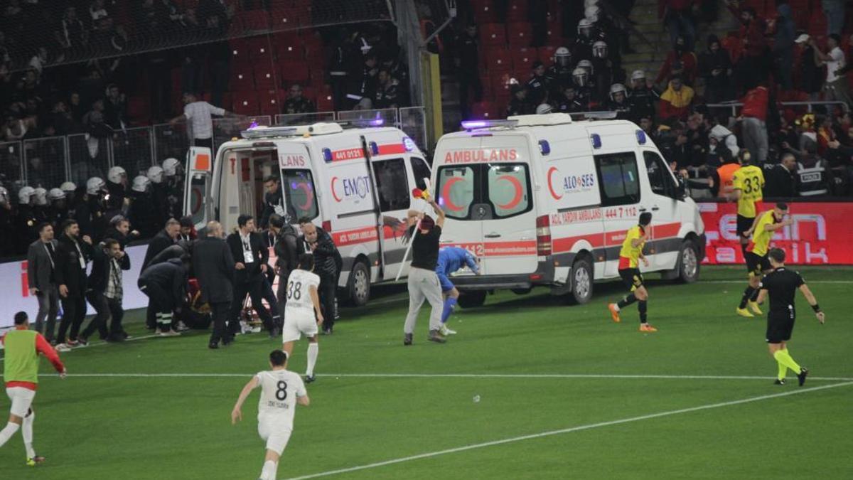 Sahaya inip Altay kalecisi Ozan Evrim Özenç'i darbeden şahıs tutuklandı