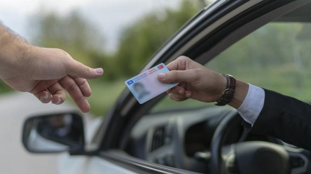26/3 Trafik cezası kodu nedir? 26/3 cezası ne kadar, nasıl itiraz edilir? Otomobilde işaret ve yazı yapıştırmanın cezası ne kadar?