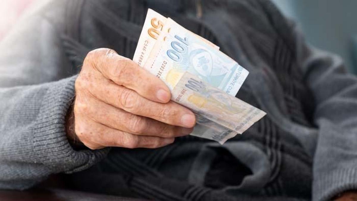 Emekliye yılbaşı ikramiyesi var mı? Yılbaşında SSK, Bağkur ve Emekli Sandığı emeklilere ikramiye verilecek mi, emeklilere ikramiye ne zaman yatacak?