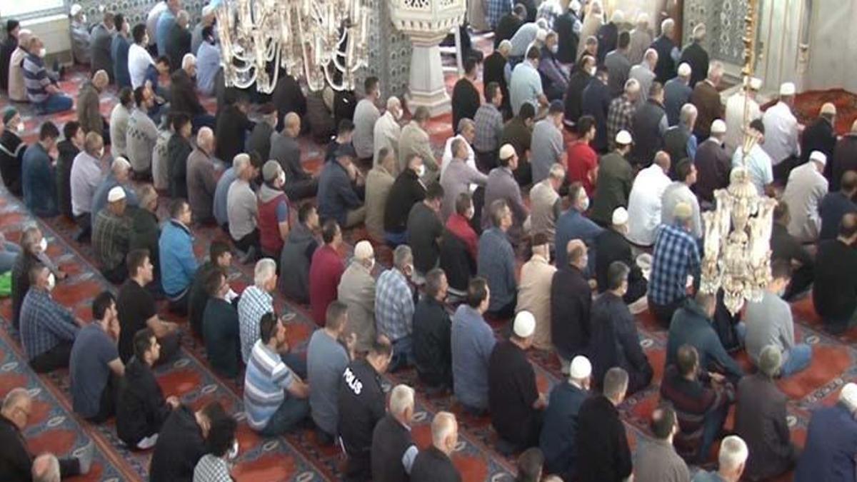 Resimli cuma namazı nasıl kılınır, kaç rekattır, hangi dualar okunur? Detaylı adım adım Diyanet ile Cuma namazı kılınışı…