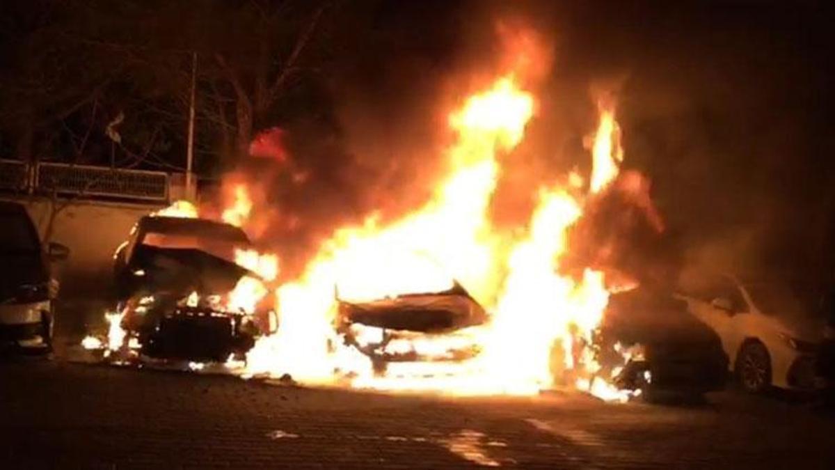 Servis otoparkında arızalı 5 araç alev alev yandı