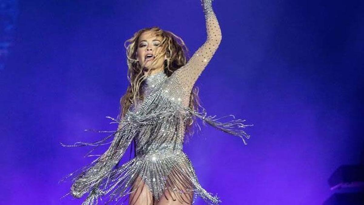 Rita Ora transparan elbisesiyle dikkat çekti!