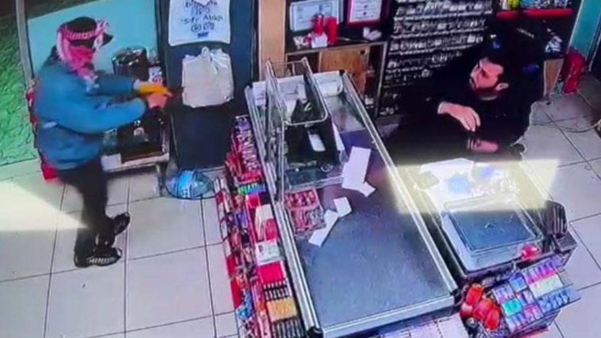 Şapkasına atkı, yüzüne de eşarp sarıp silahlı soygun yapmaya kalktı