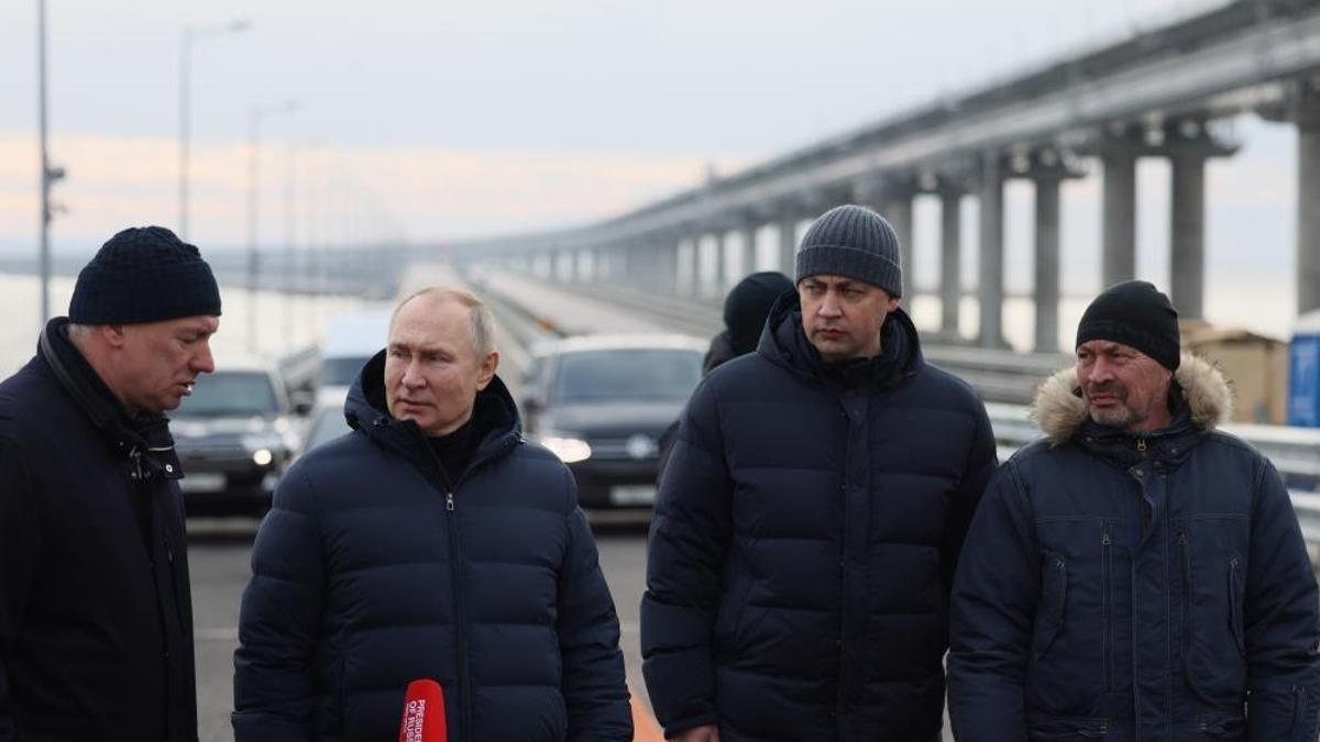Putin saldırı sonrası onarılan Kırım Köprüsü'nü ziyaret etti