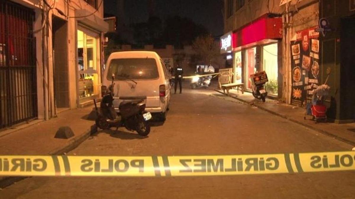 Kasımpaşa’da restoran önünde duran genç husumetlileri tarafından silahlı saldırıya uğradı
