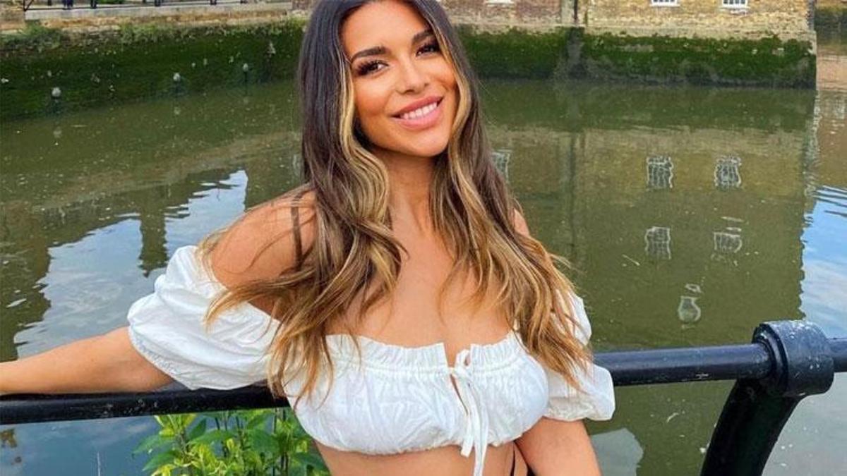 Ekin Su, İngiliz Moda Ödülleri'ne damga vurdu!