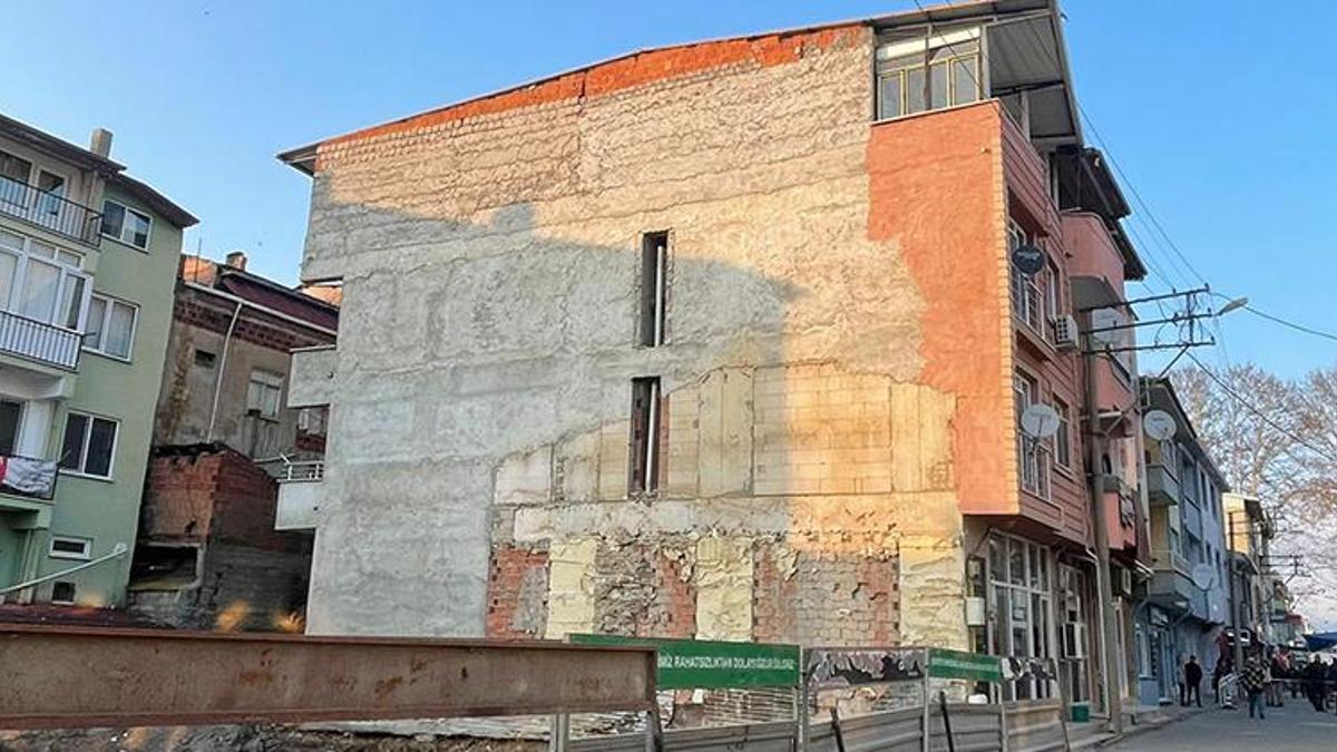 Bursa'da hareketli saatler! Çökme tehlikesi olan 4 katlı bina boşaltıldı