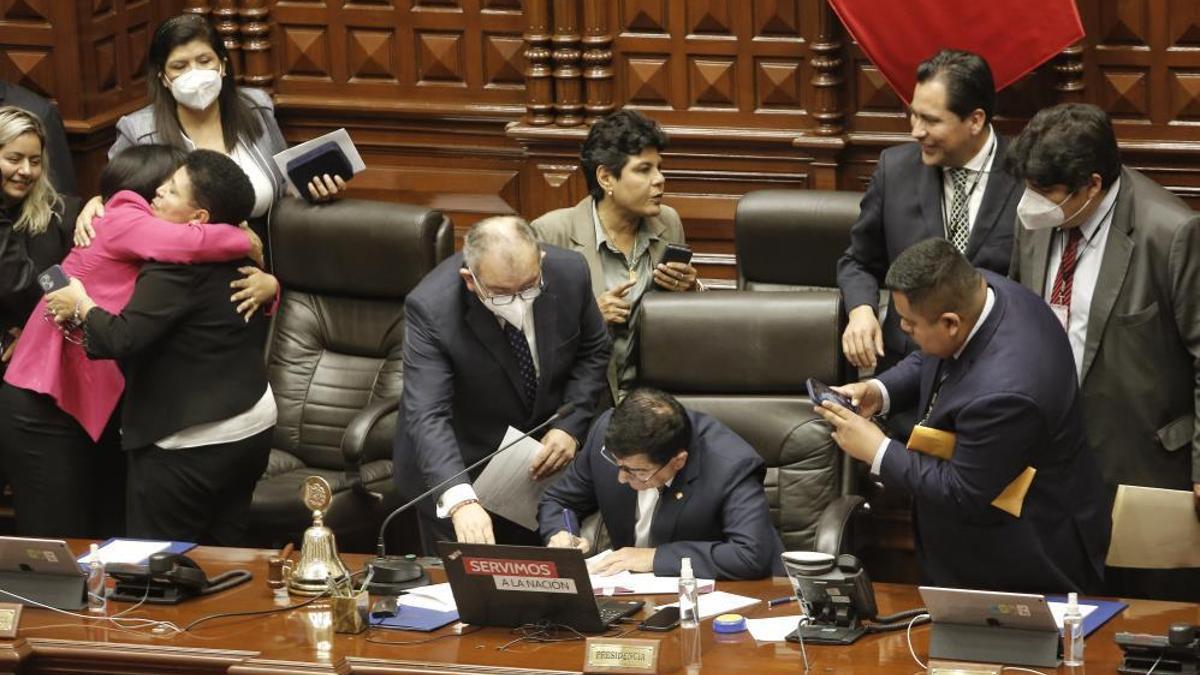 Peru’da Kongreyi fesheden Devlet Başkanı Castillo gözaltına alındı, yeni başkan seçildi