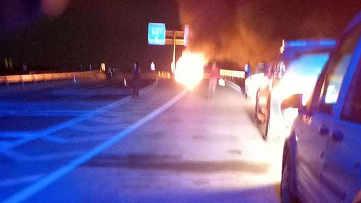 Askeri araç devrilerek alev aldı: 3 asker yaralı