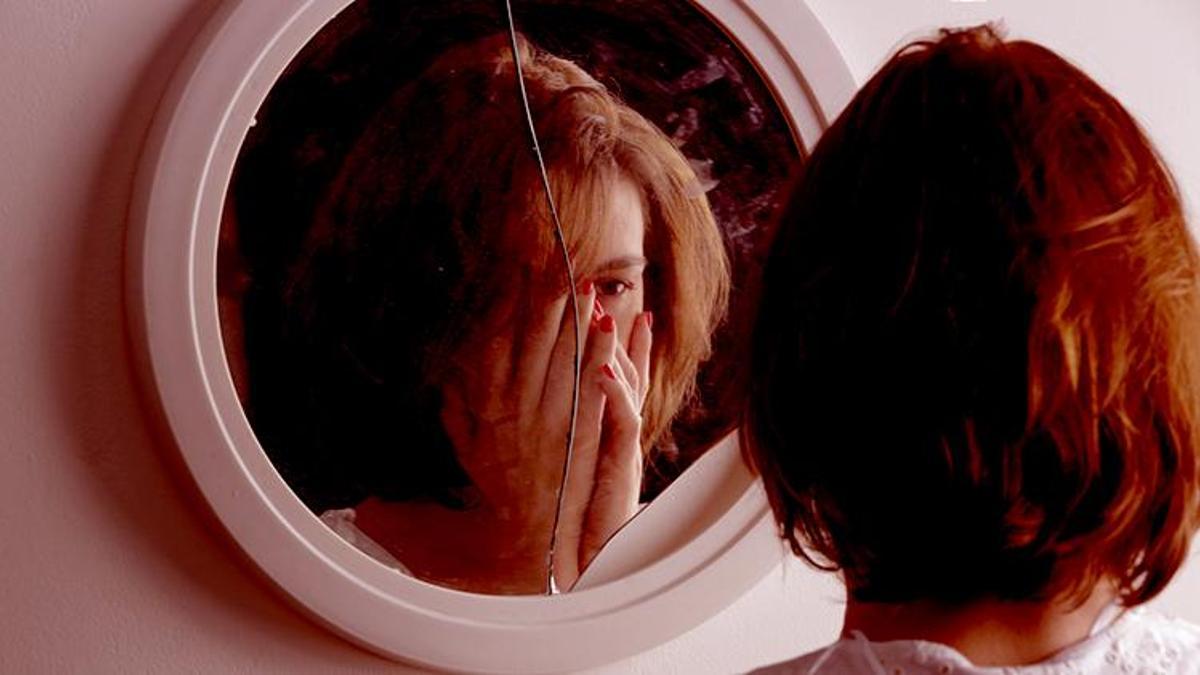 Sabah uyanıp aynaya baktı, gözlerine inanamadı! Doktorlar da çözemedi, sebebi ise şoke etti