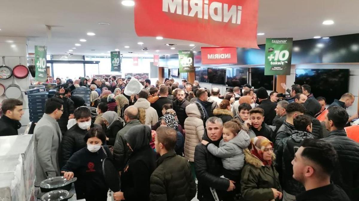 Başkentte yüzde 50 indirim yapan mağazada vatandaşlar birbirini ezdi