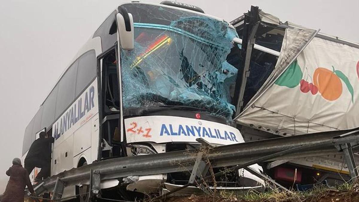 Otobüs, TIR'a arkadan çarptı: 9 yaralı